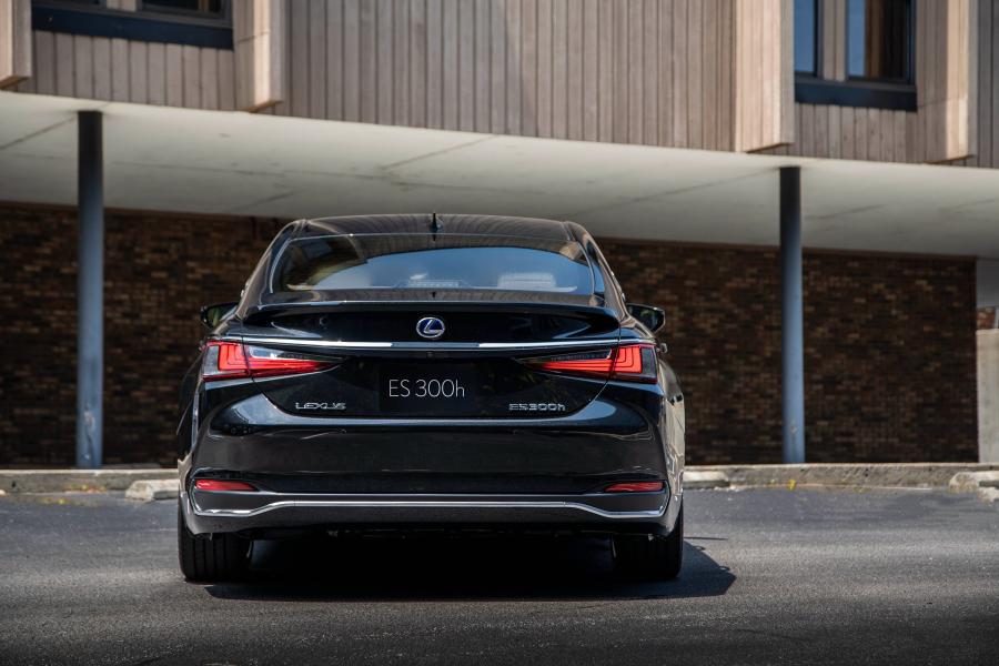  Lexus ES300h 2018 года  (WW) (фото 4 из 71)